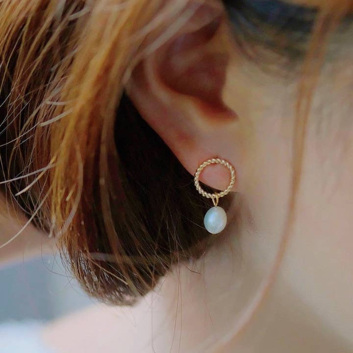 Haengseongworkshop - Wholesale Stud/Post Earrings - Minimalist Twisted 18K Gold Plated Small Geometric Shape Round Circle 6mm Freshwater White Pearls Stud Post Earrings Wedding Gift