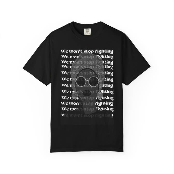 Modern Queen - 'Wir werden nicht aufhören zu kämpfen' T-Shirt | Unisex Kleidungsstück-gefärbtes Baumwoll-Tee in 58 lebendigen Farben für den Großhandel von Unapendeza by Furahi