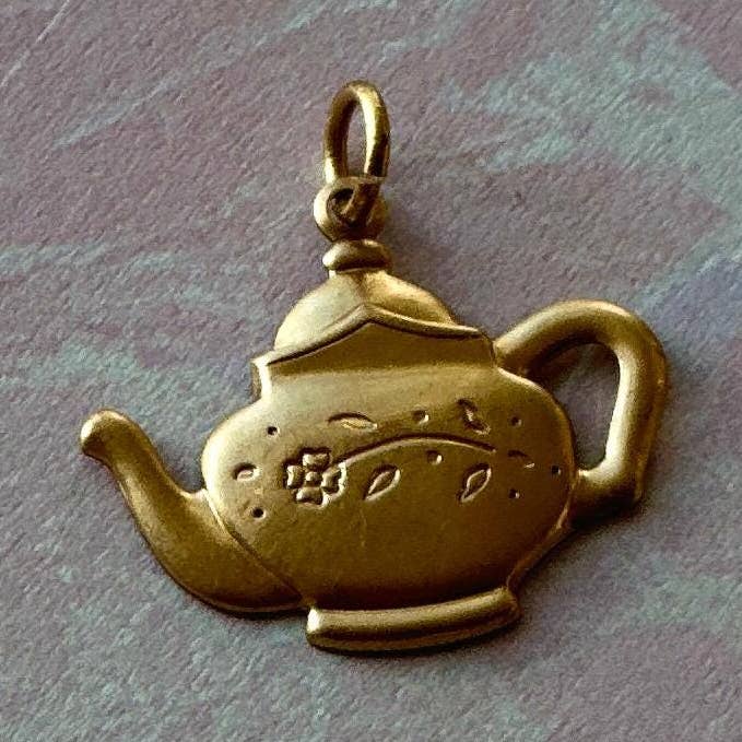 Vintage mässing tekanna hänge Wonderland charm för wholesale av The Brass Era