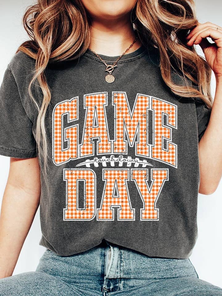 T-shirt graphique teint en vêtement à carreaux orange pour le jour du match pour la vente par COLORBEAR