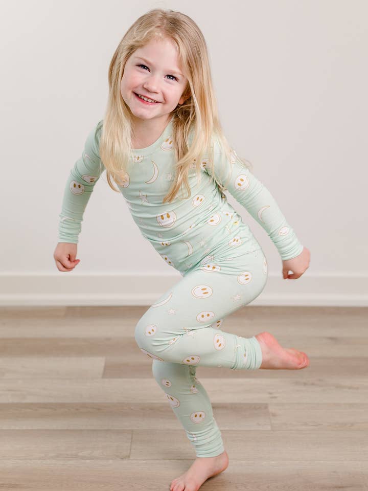 Ensemble de pyjamas 2 pièces en bambou pour enfants - Happy Space pour la vente par Moon Fruit Jammies
