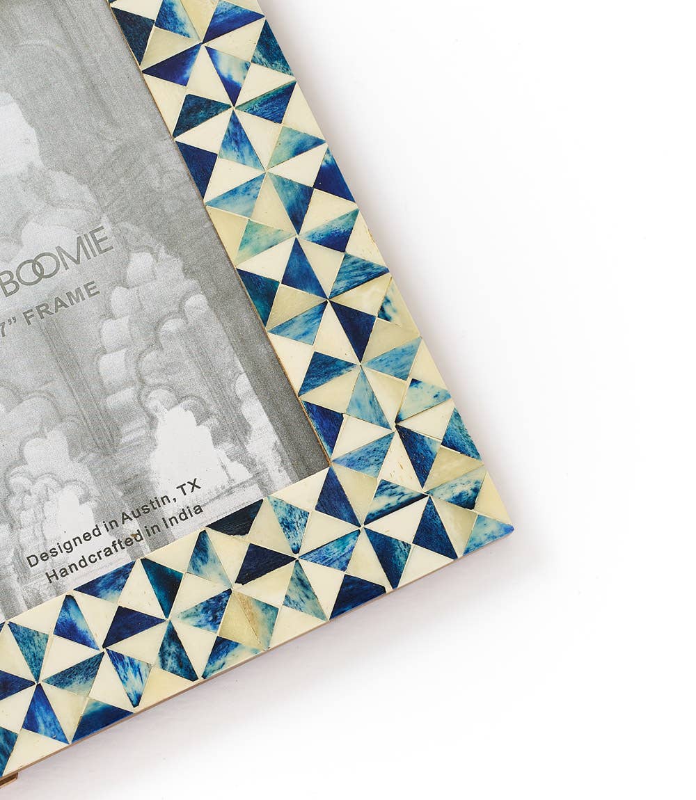 Matr Boomie Fair Trade - Venta al por mayor Marcos de fotos - Marco de fotos Varuna de 5 x 7 pulgadas, color cobalto, hueso tallado de comercio justo1