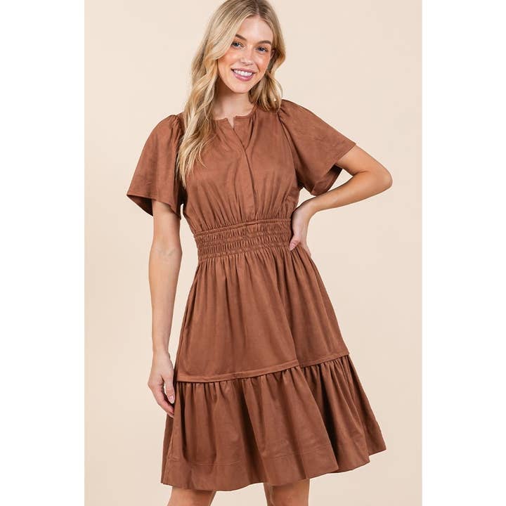 Robe en daim à manches courtes avec taille smockée pour la vente par LIME N CHILI
