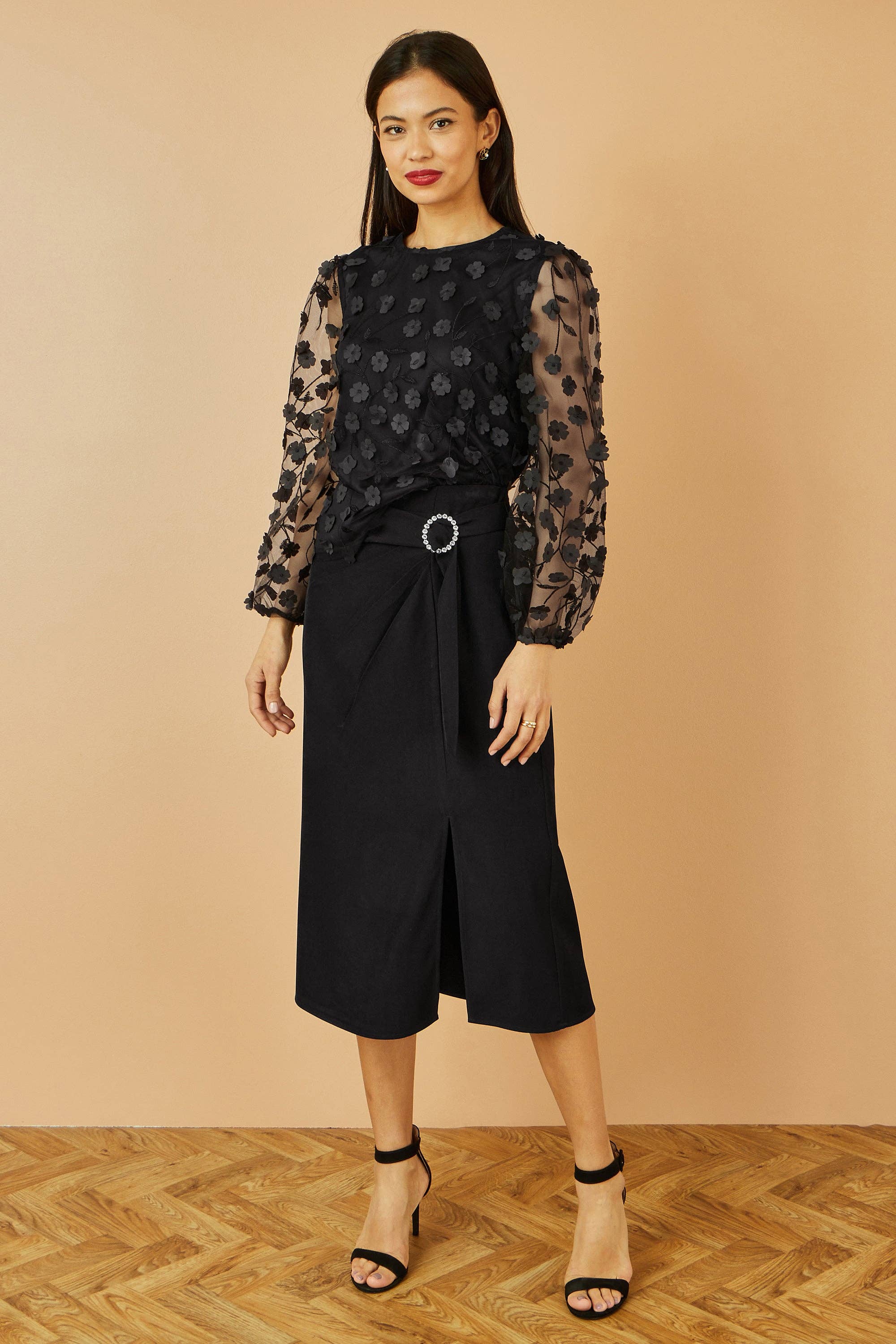 Schwarz Yumi Schwarzes Oberteil mit transparenten Ärmeln und Blumenapplikation für den Großhandel auf Faire5