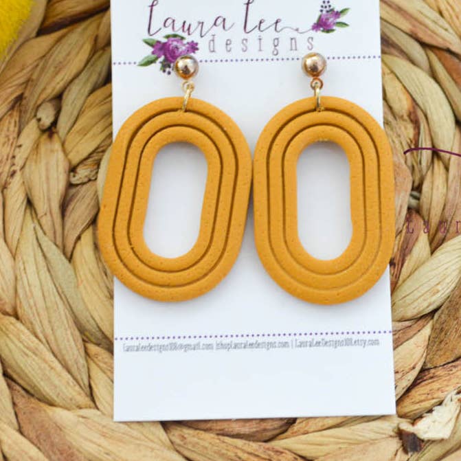 Boucles d'oreilles ovales en argile de style Eli, disponibles pour la vente par Laura Lee Designs