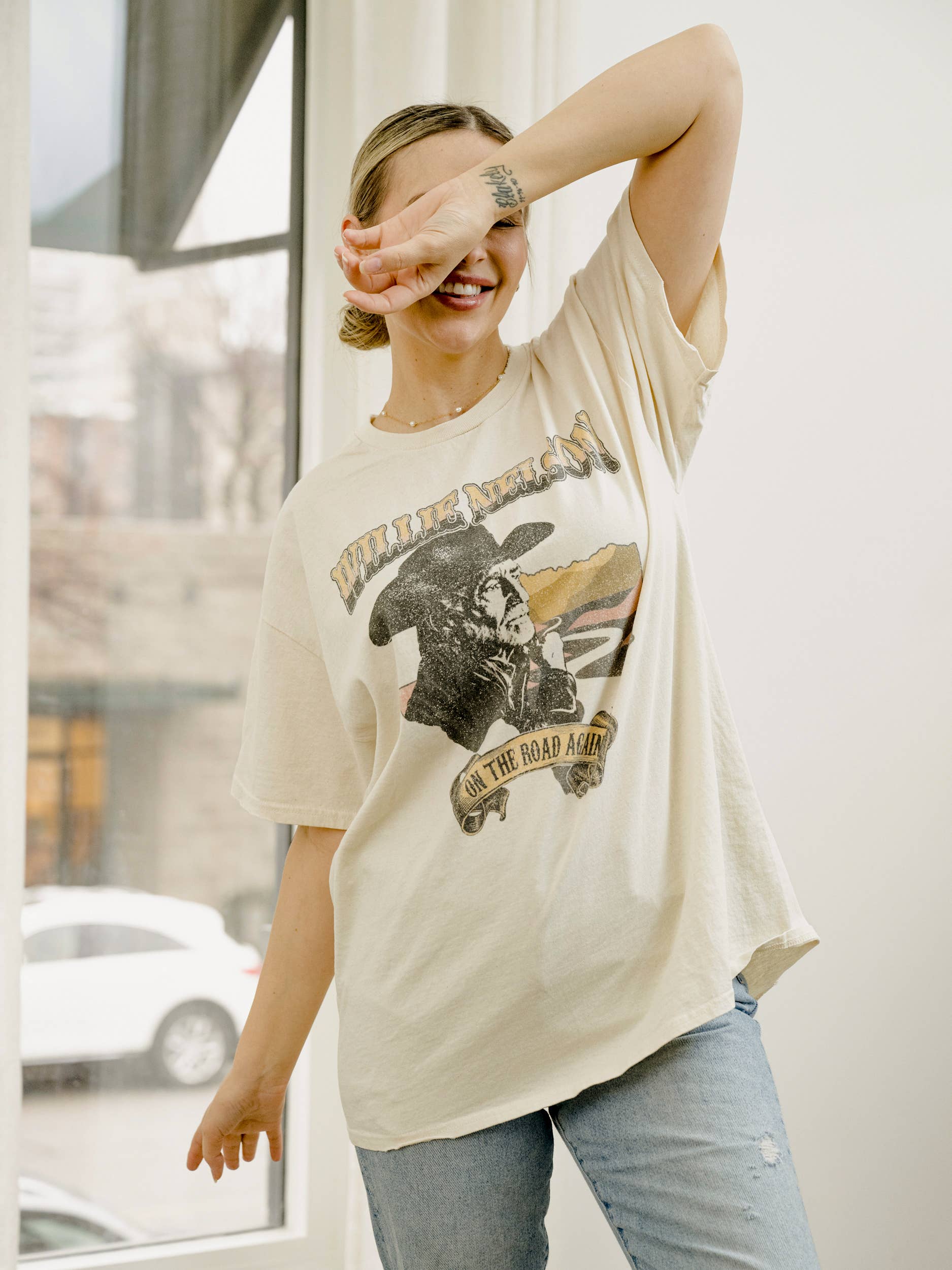 LivyLu - Vente T-shirt sérigraphié – unisexe - T-shirt à motif Thrifted blanc cassé Willie Nelson Desert Texas2