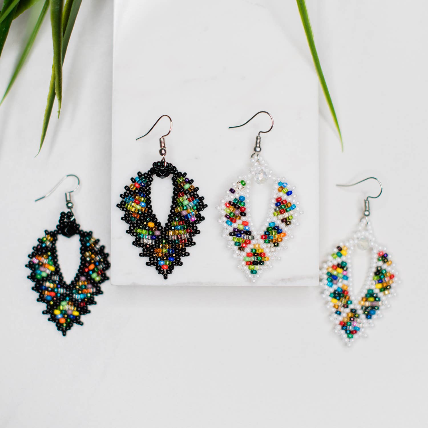 Lucia's Imports - Vente Boucles d'oreilles pendantes - Boucle d'oreille en mosaïque blanche2