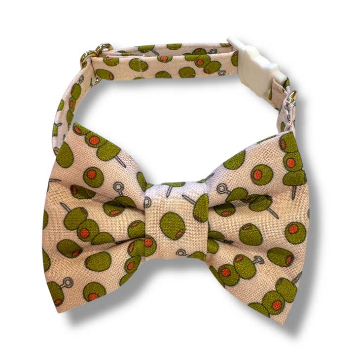 Nœud papillon pour chat - Olives sur fond rose très clair pour la vente par Whiskers Crafts