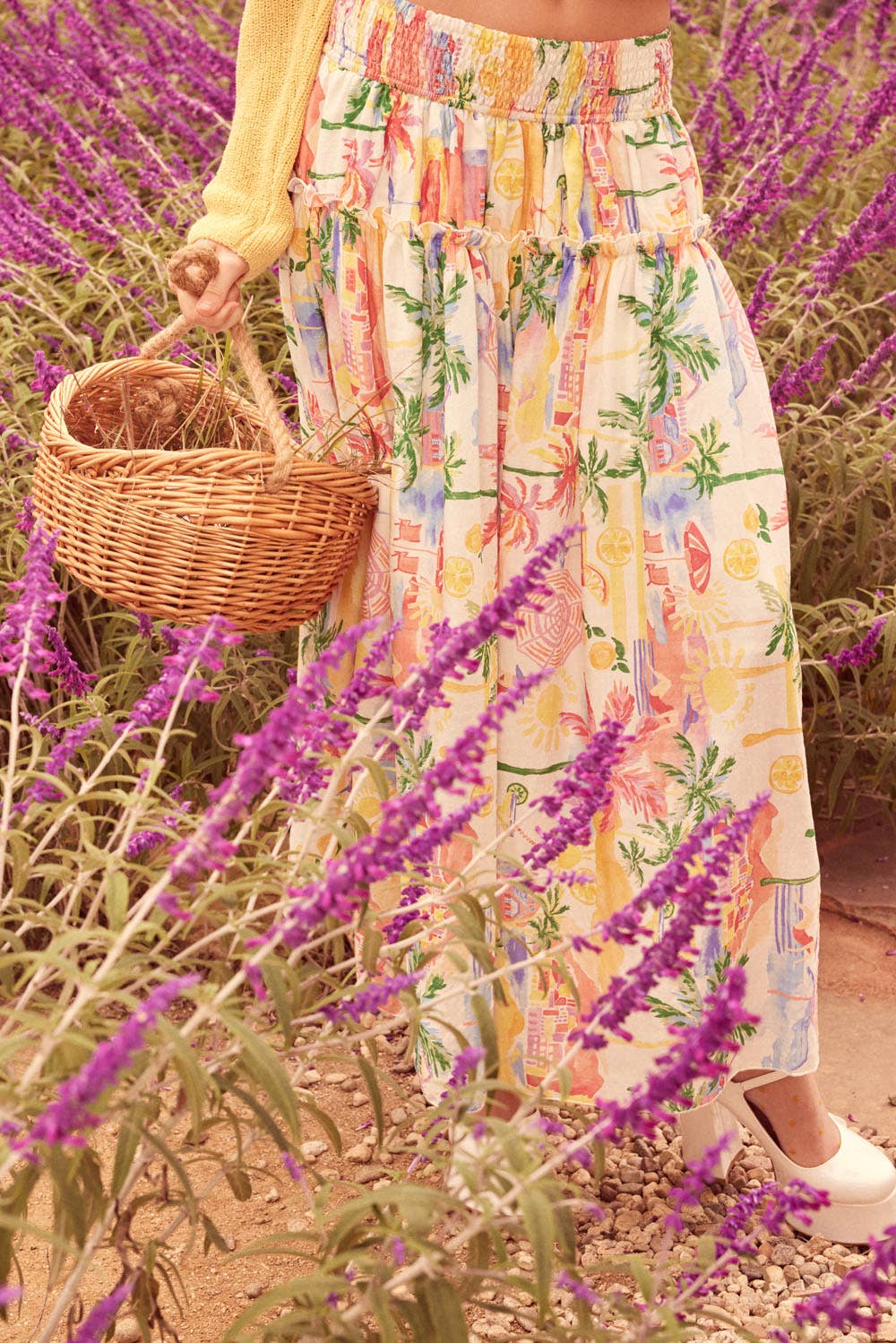 Crème Jupe longue smockée à imprimé aquarelle tropical. en vente sur Faire1