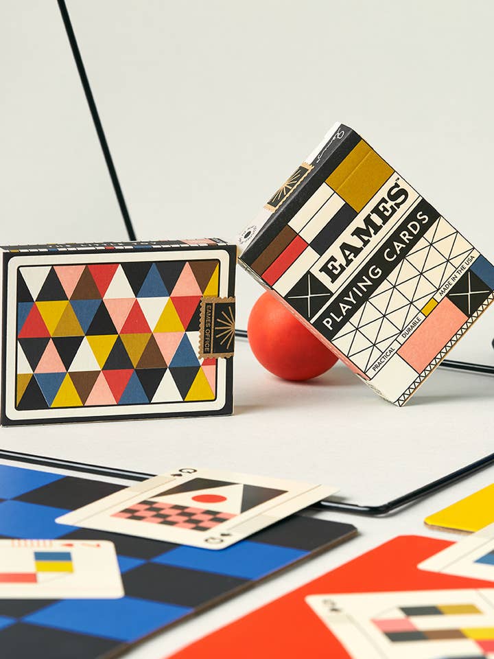 Eames „Det lille legetøj“ spillekort for engroshandel hos Art of Play
