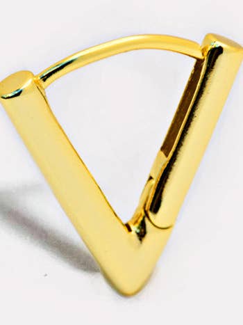 ACHIEVE Triangel Huggie-örhänge (Endast ett örhänge) för wholesale av Sonia Hou Jewelry