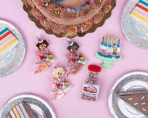 Lipstick & Chrome - Vente Broches - Broche Gâteau d'Anniversaire "Slice, Slice Baby" par Lipstick & Chrome x Club Eggie7