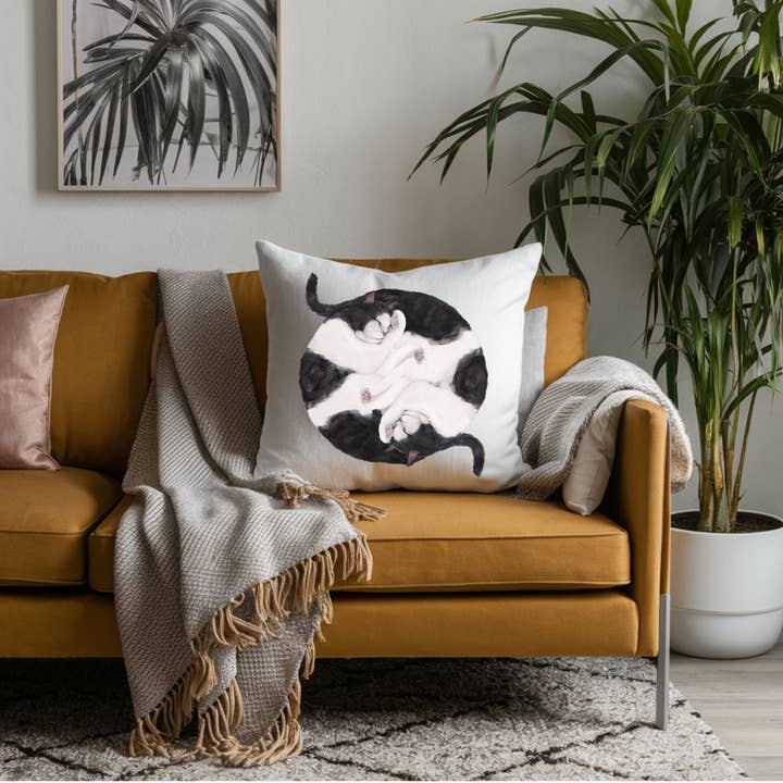 Schlafende Schwarz-Weiß-Katzen Kissen für den Großhandel von MerikaArt