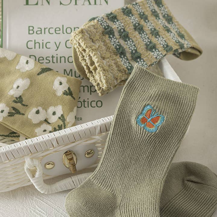 ACCITY - Wholesale Socks - Women's - GREEN FLOWER MID-LENGTH SOCKS FOR WOMEN_CWMS1126