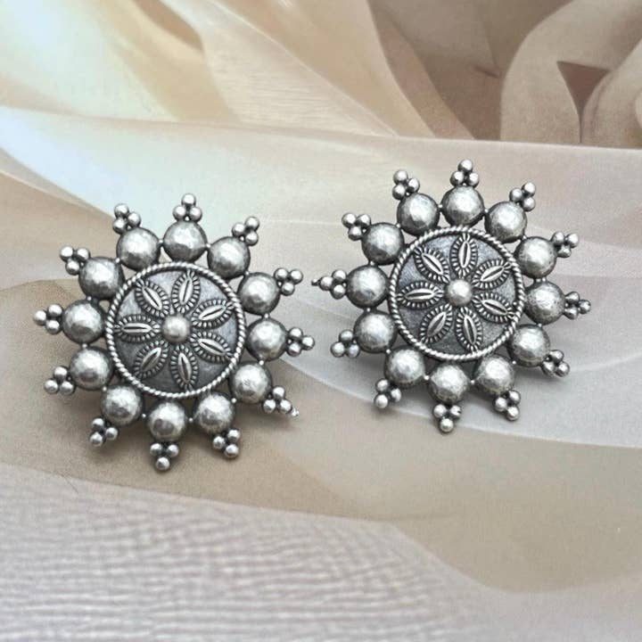 Deutsche Silberne florale oxidierte Ohrstecker für den Großhandel von Vastrabhushan