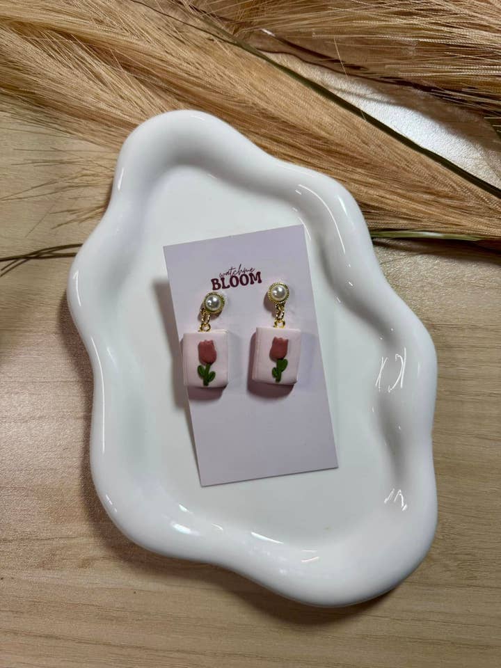 När Emma blir kär TS-inspirerade örhängen i polymerlera för wholesale av Watch Me Bloom