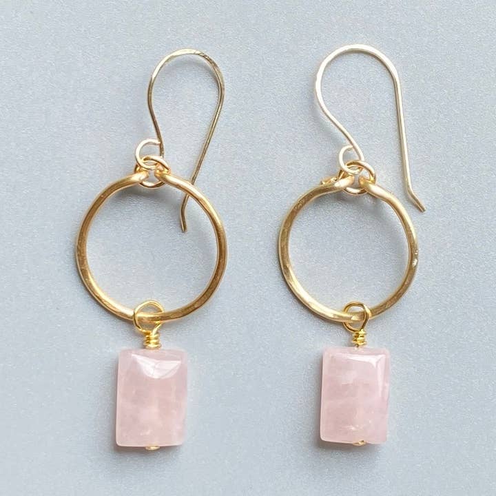 Marble Designs Jewelry - Vendita all'ingrosso Orecchini pendenti - Orecchini a Cerchio in oro con quarzo rosa martellato a goccia rettangolare0