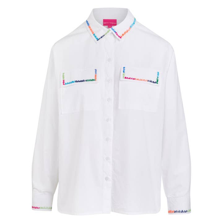 Forudbestil hvid skjorte med regnbuehåndbroderi for engroshandel hos Rebecca Thompson