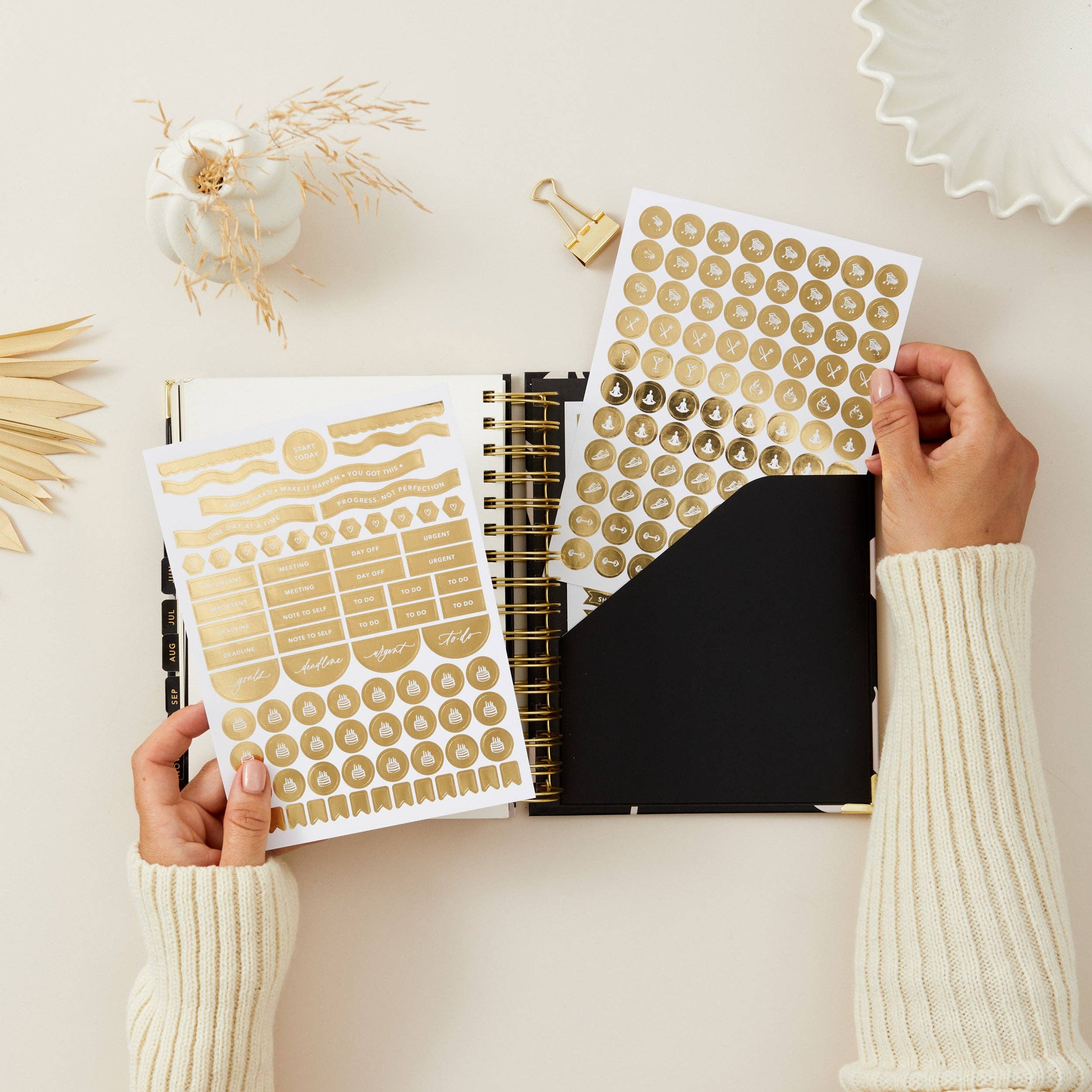 Blush And Gold - Wholesale Planner - 2026 Daily Planner - Flora II15