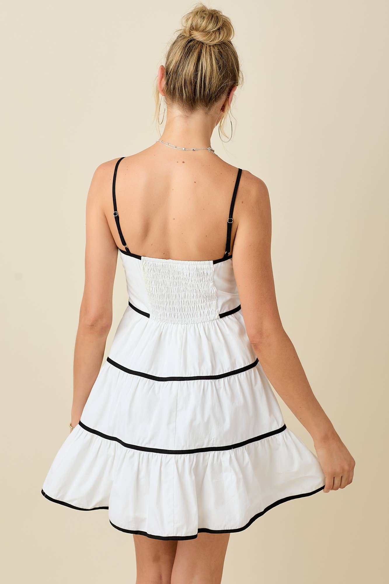 VIT/SVART Cami miniklänning med kontrastband för wholesale på Faire13