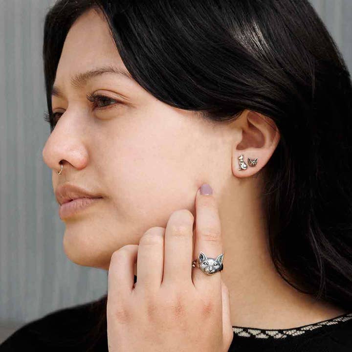 Nina Designs - Vendita all'ingrosso Orecchini a bottone - Orecchini a bottone in argento sterling 3D con gatto seduto 11x7 mm1