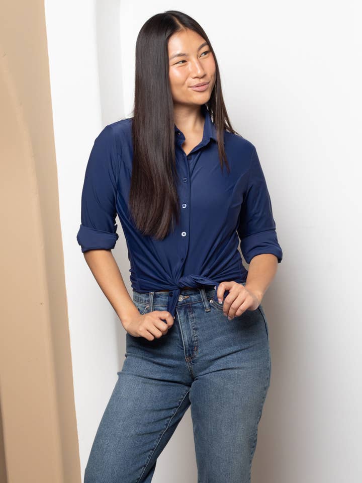 Marineblauw Zijdeachtig Getailleerd Overhemd met Prinsessennaden voor wholesale door Ameliora