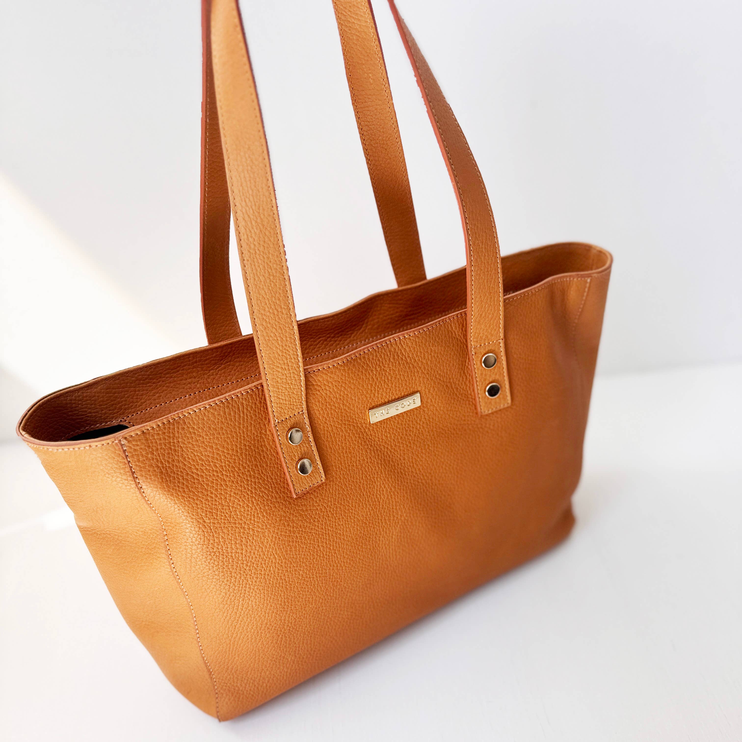 THE CODE - Vendita all'ingrosso Tracolla - Donna - Borsa Bowling Olga cammello2