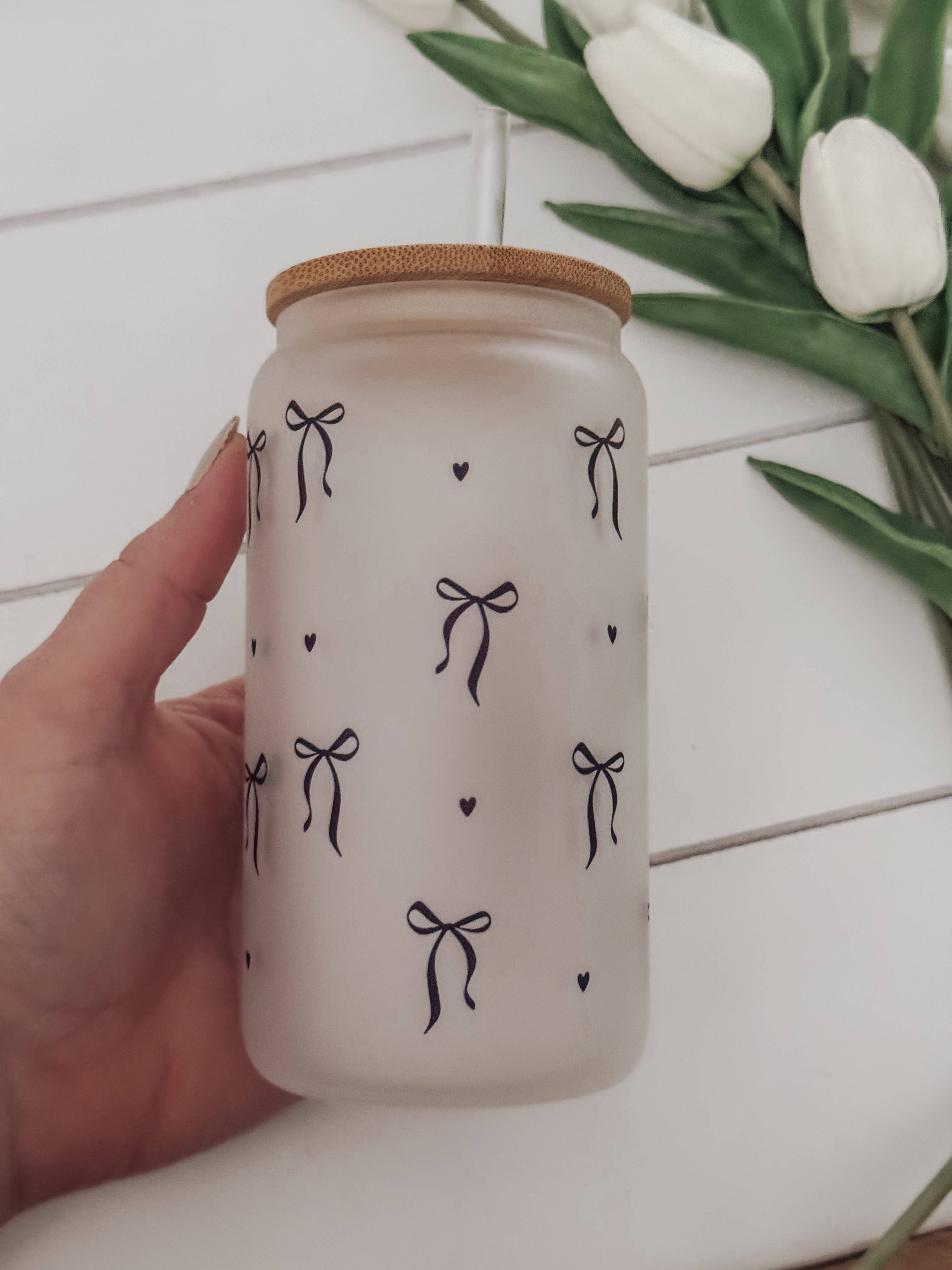 Emma K Designs - Vente Verre/tasse - Tasse en verre de 16 oz avec couvercle en bambou "Black Bows"1
