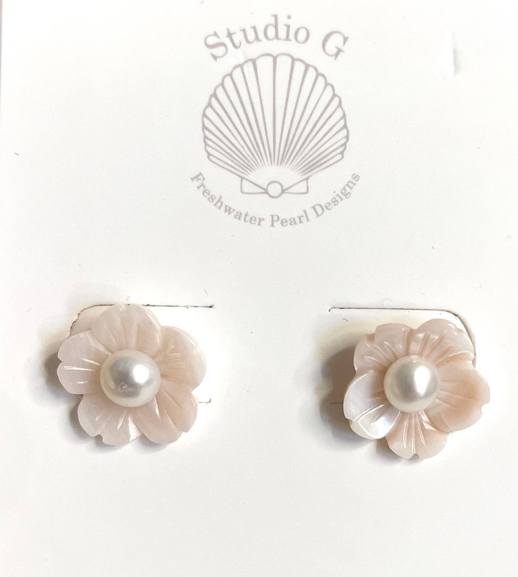 Studio G - Venta al por mayor Pendientes de botón/aretes de poste - Pendiente pequeño con forma de flor grabada #9371