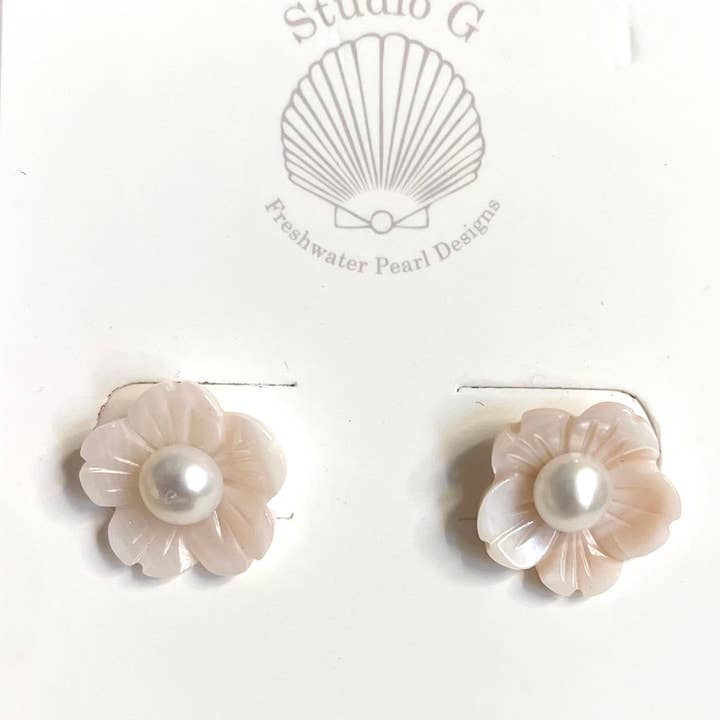 Studio G - Venta al por mayor Pendientes de botón/aretes de poste - Pendiente pequeño con forma de flor grabada #9371