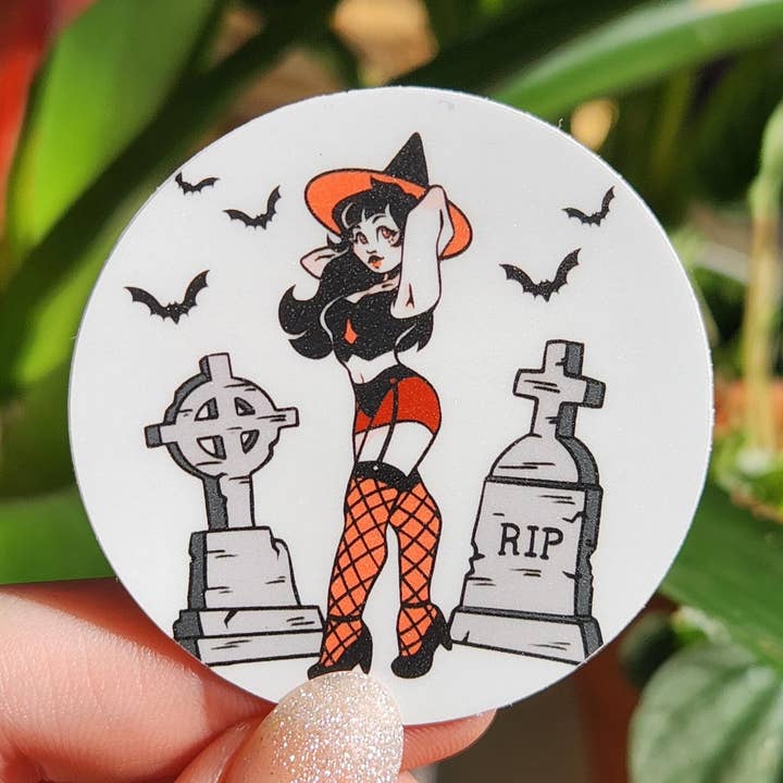 Friedhof Pin-Up Hexensticker – Retro Halloween Vibes für den Großhandel von Madd Arts