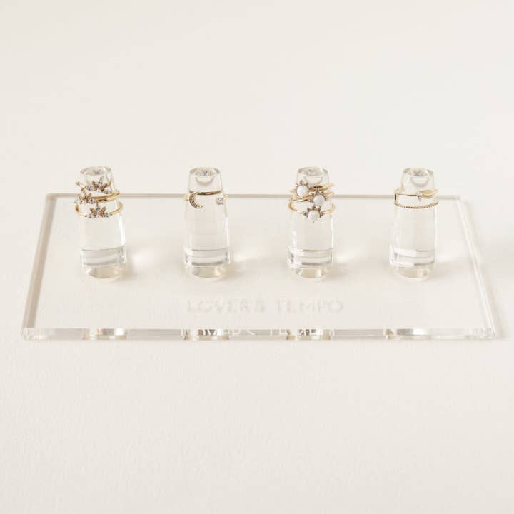 Lover's Tempo Branded Acryl Logodisplay voor 4 Ringen voor wholesale door Lover's Tempo Jewelry