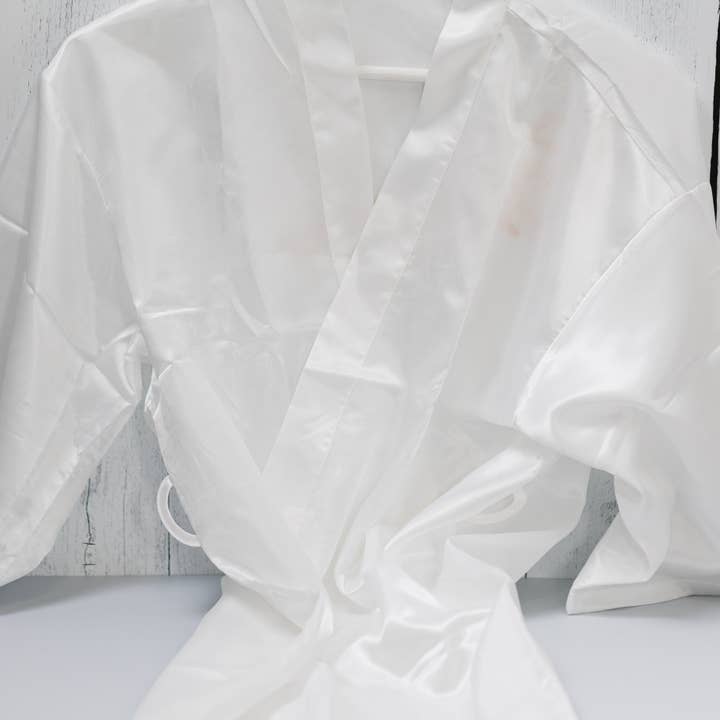 Robe en satin blanc | Créateur brodé en lettres dorées pour la vente par Alicia Gonzalez
