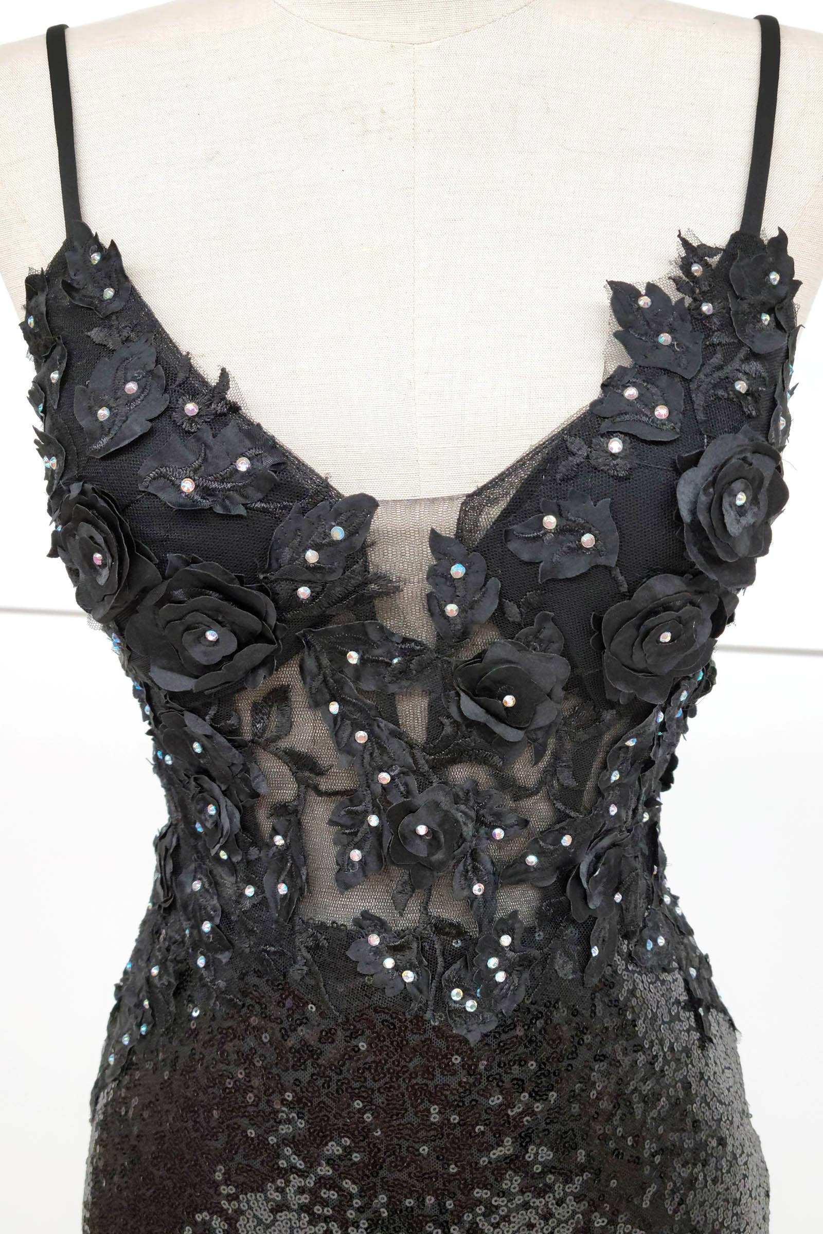 Chicas - Vente Robe – femme - Robe courte à paillettes et broderies florales C80819