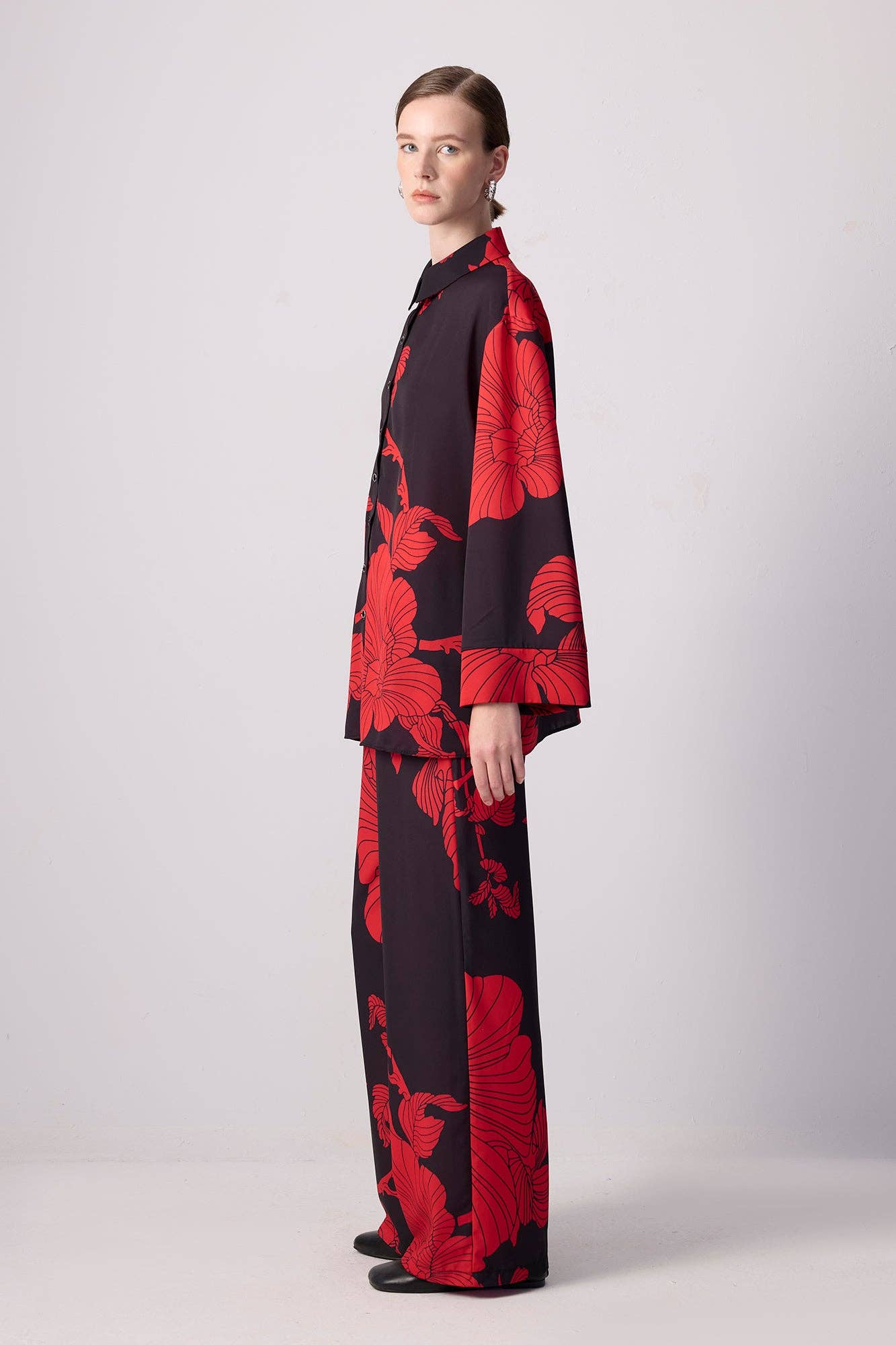 Sort Sæt med afslappet skjorte og bukser med rød blomsterprint for engroshandel på Faire1