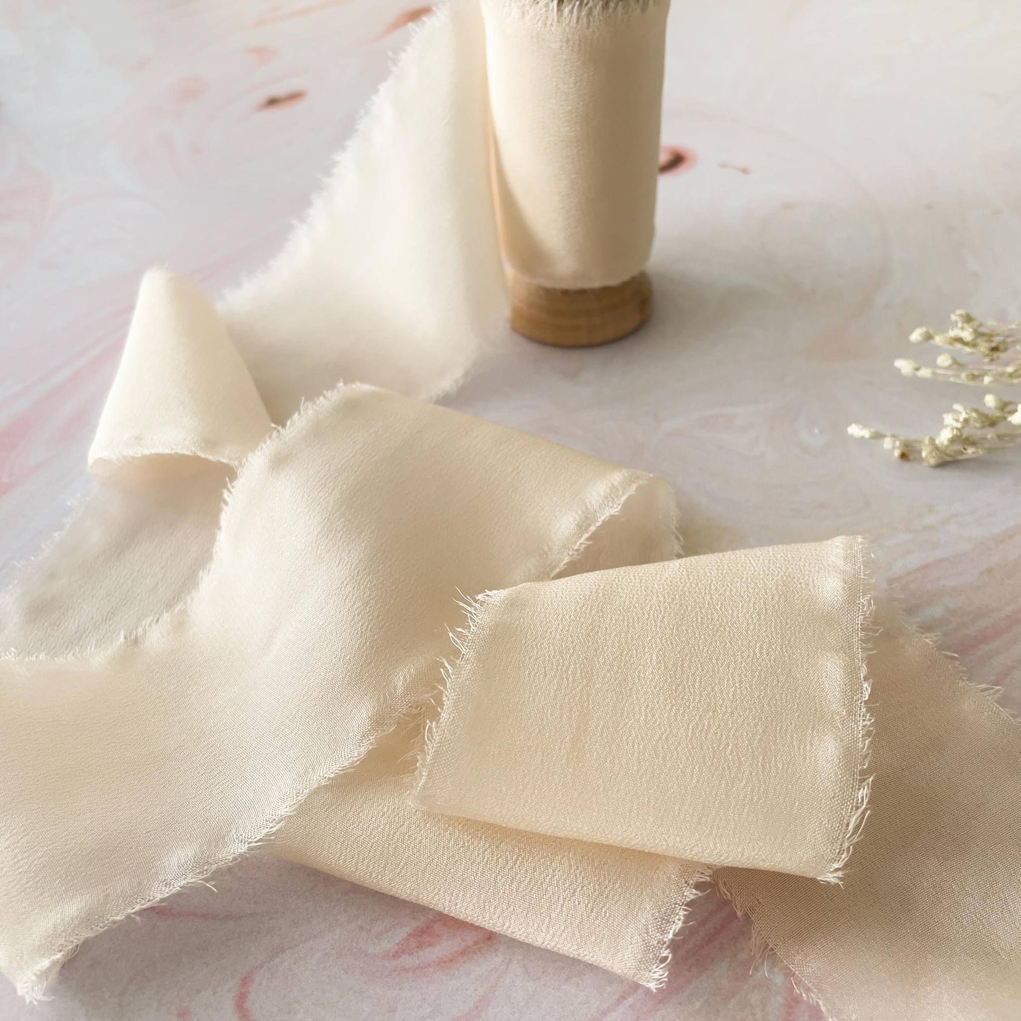 The Natural Paper Company – Engroshandel Bånd – Naturligt silkesbånd | Beige silke med rå kanter på træspole3