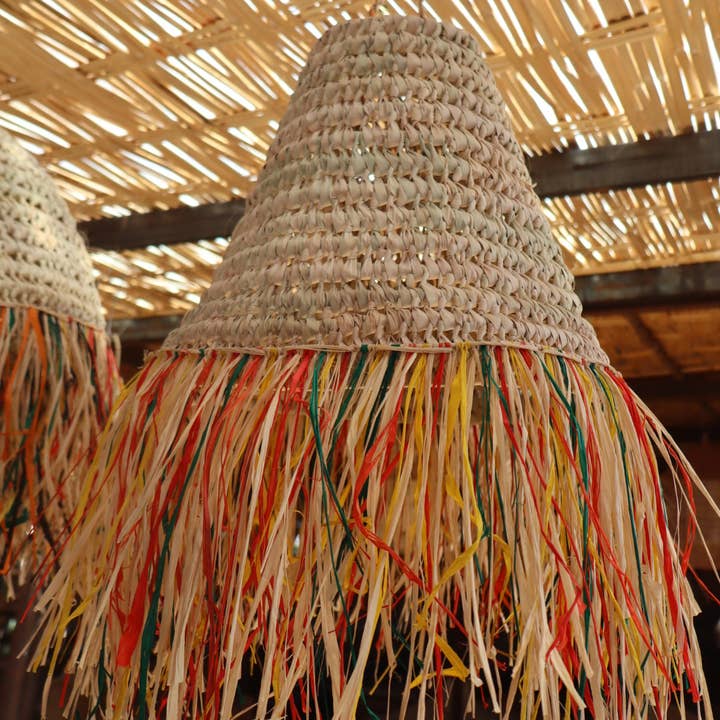 Néda - Wholesale Kroonluchter/hangend licht - Boho-chique meerkleurige raffia hanglamp met franjes