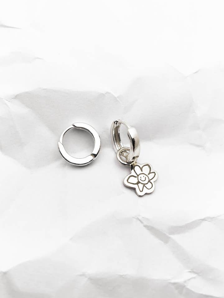 HUGGIES DE FLORES FELICES, PLATA DE LEY 925 para venta al por mayor de Skin Deep