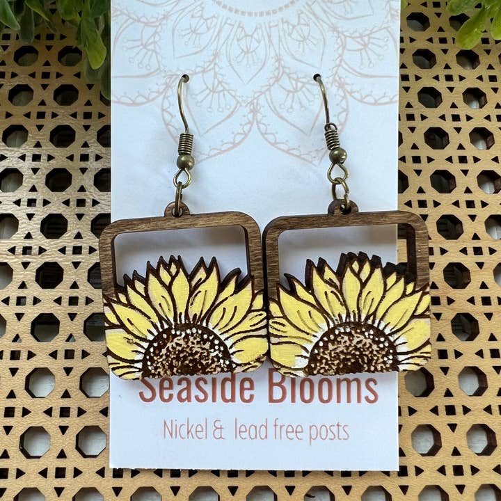 diverses boucles d'oreilles en bois de tournesol peintes à la main pour la vente par Seasideblooms