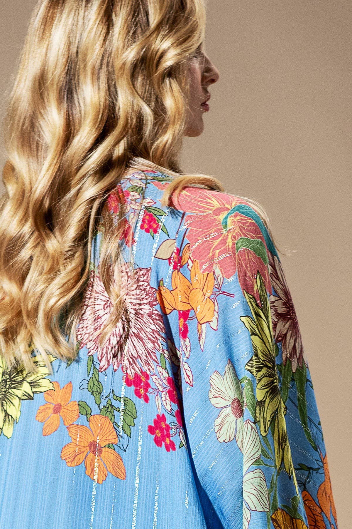 Madelin Madelin gekleurde kimono met bloemenprint en lurex voor groothandel op Faire15