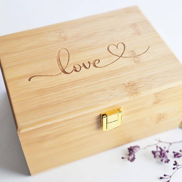 Boîte à Souvenirs d'Amour Newfashioned Relics™ – Coffret de Rangement en Bambou Gravé avec Charnières Dorées pour la vente par Newfashioned Relics
