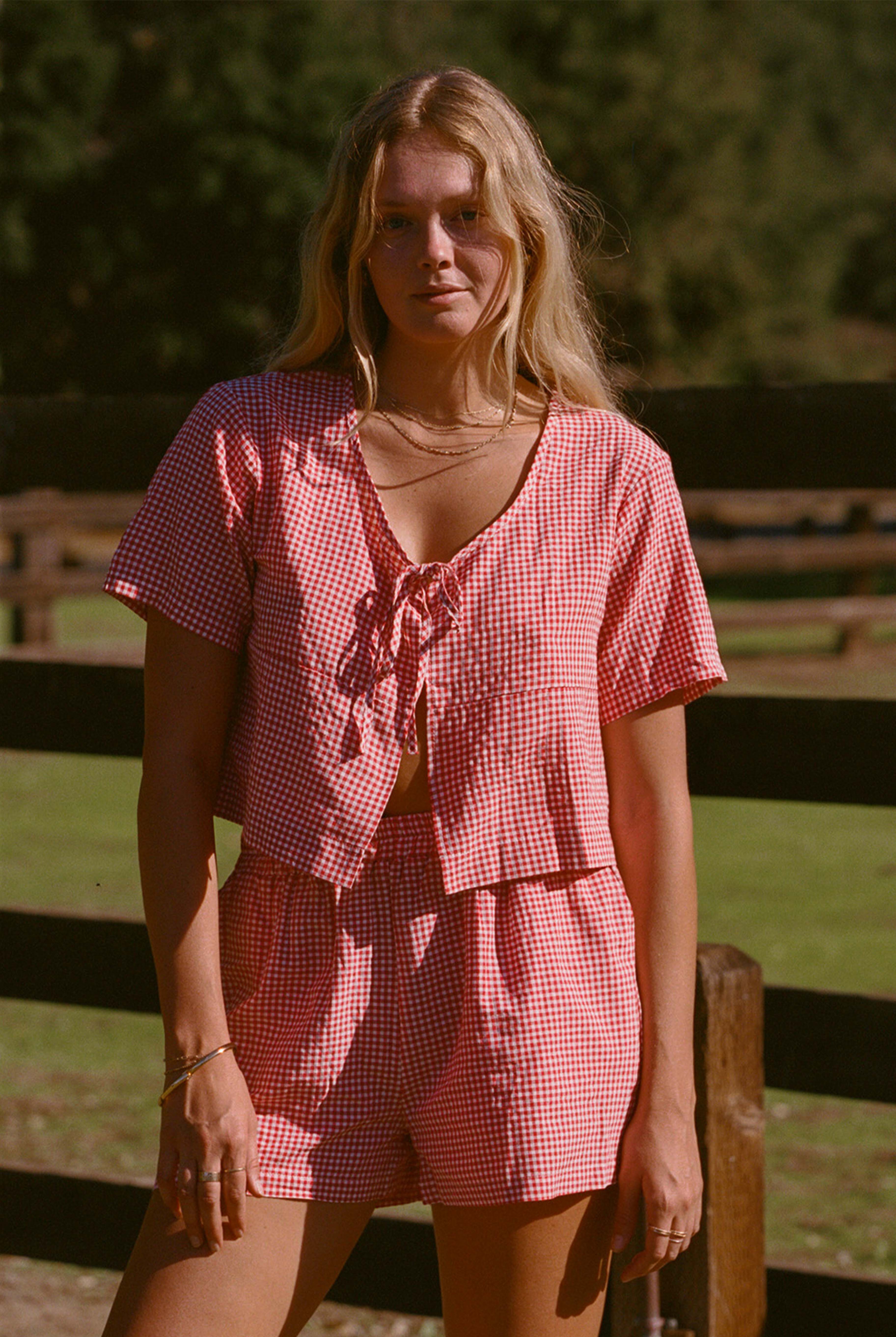 merritt charles – Conjunto de top e calções (roupa NÃO Casual) – Mulher por atacado – O Conjunto Dylan - Conjunto de Xadrez Vermelho e Branco2