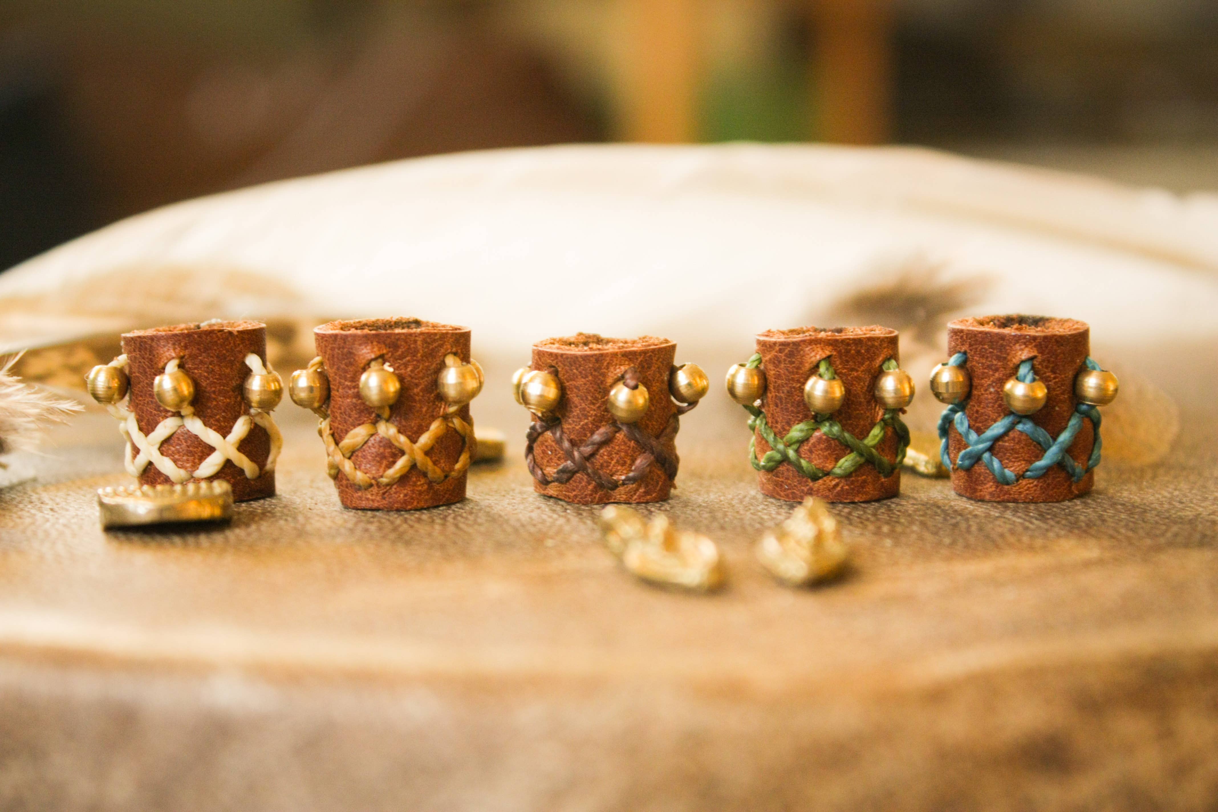 Nomadu - Vente Élastique à cheveux - Perle durable en cuir pour dreadlocks avec détails en laiton - fait main1