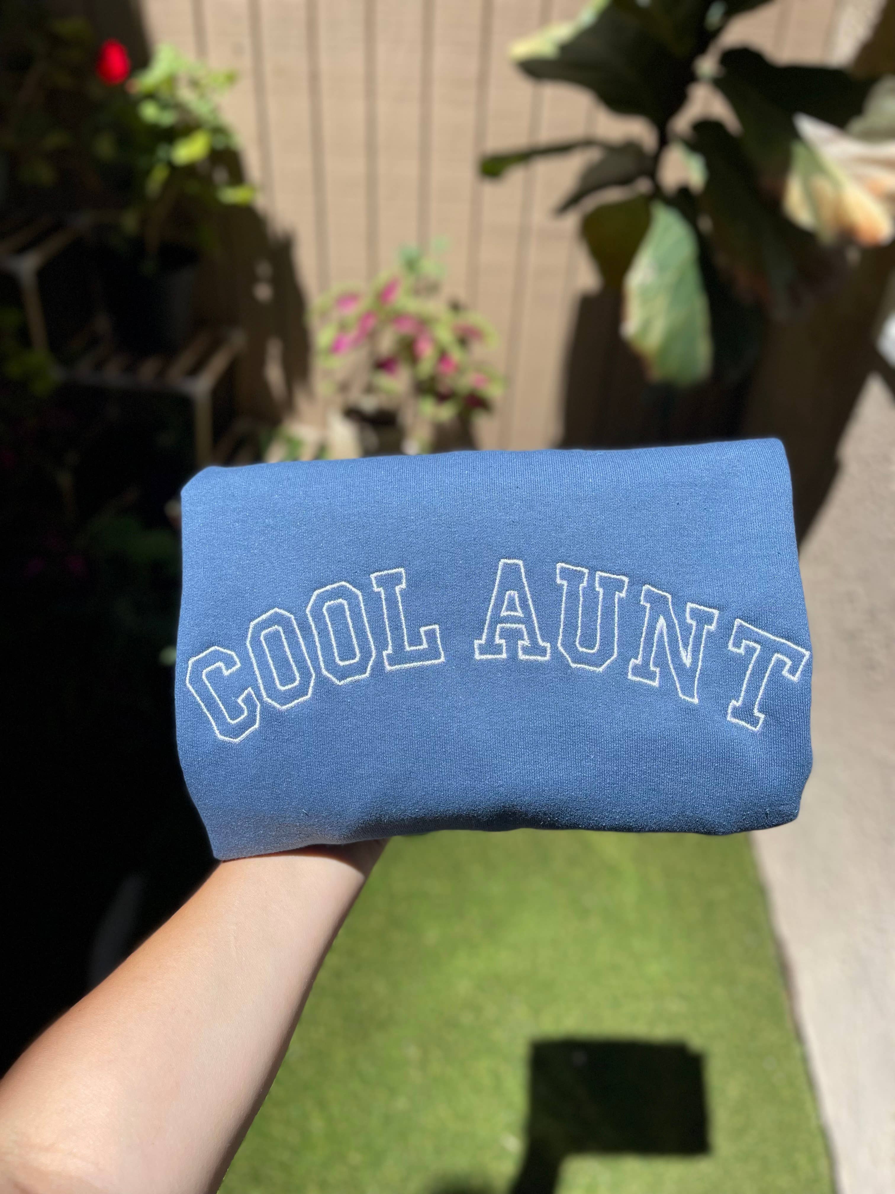 Buleana Boutique and Textiles LLC – wholesale Sweatshirt - Dam – Cool moster broderade crewneck tröjor unisex6