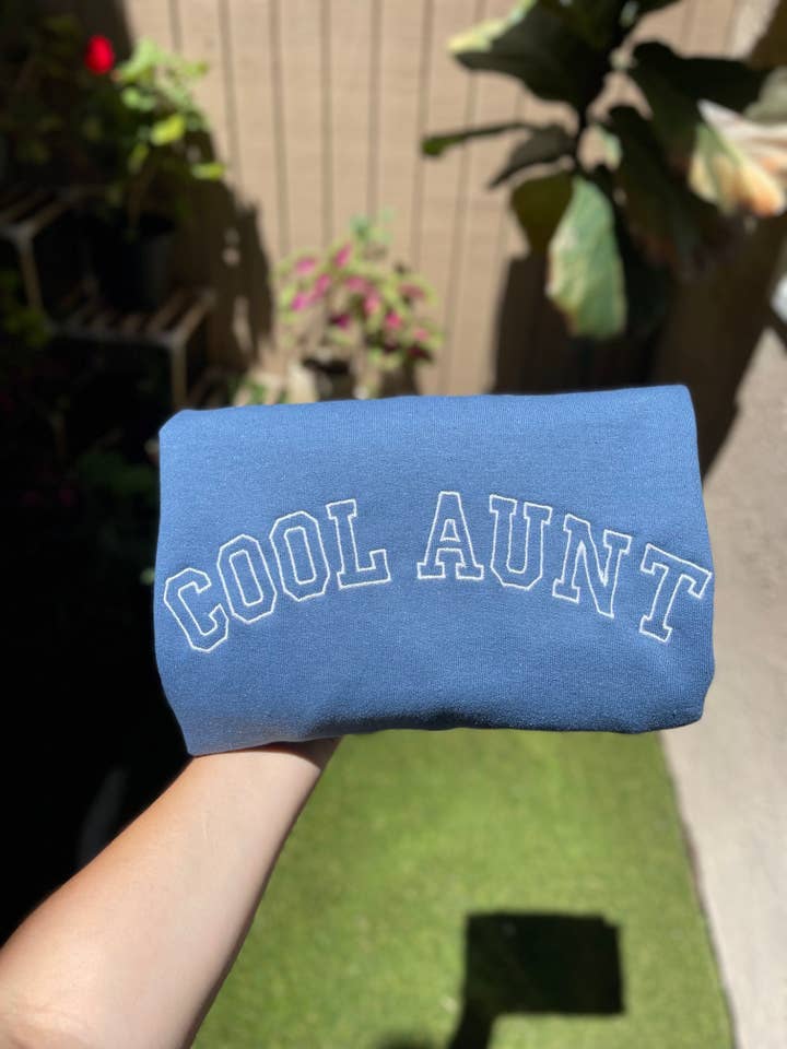 Buleana Boutique and Textiles LLC – wholesale Sweatshirt - Dam – Cool moster broderade crewneck tröjor unisex6