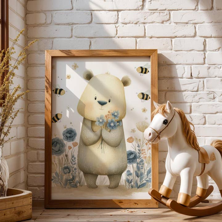 Aquarell Baby Bär | Staubiges Blau | Gedruckt für den Großhandel von Artsriver