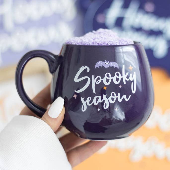 Conjunto de Canecas e Meias Spooky Season Halloween por atacado de Something Different Wholesale