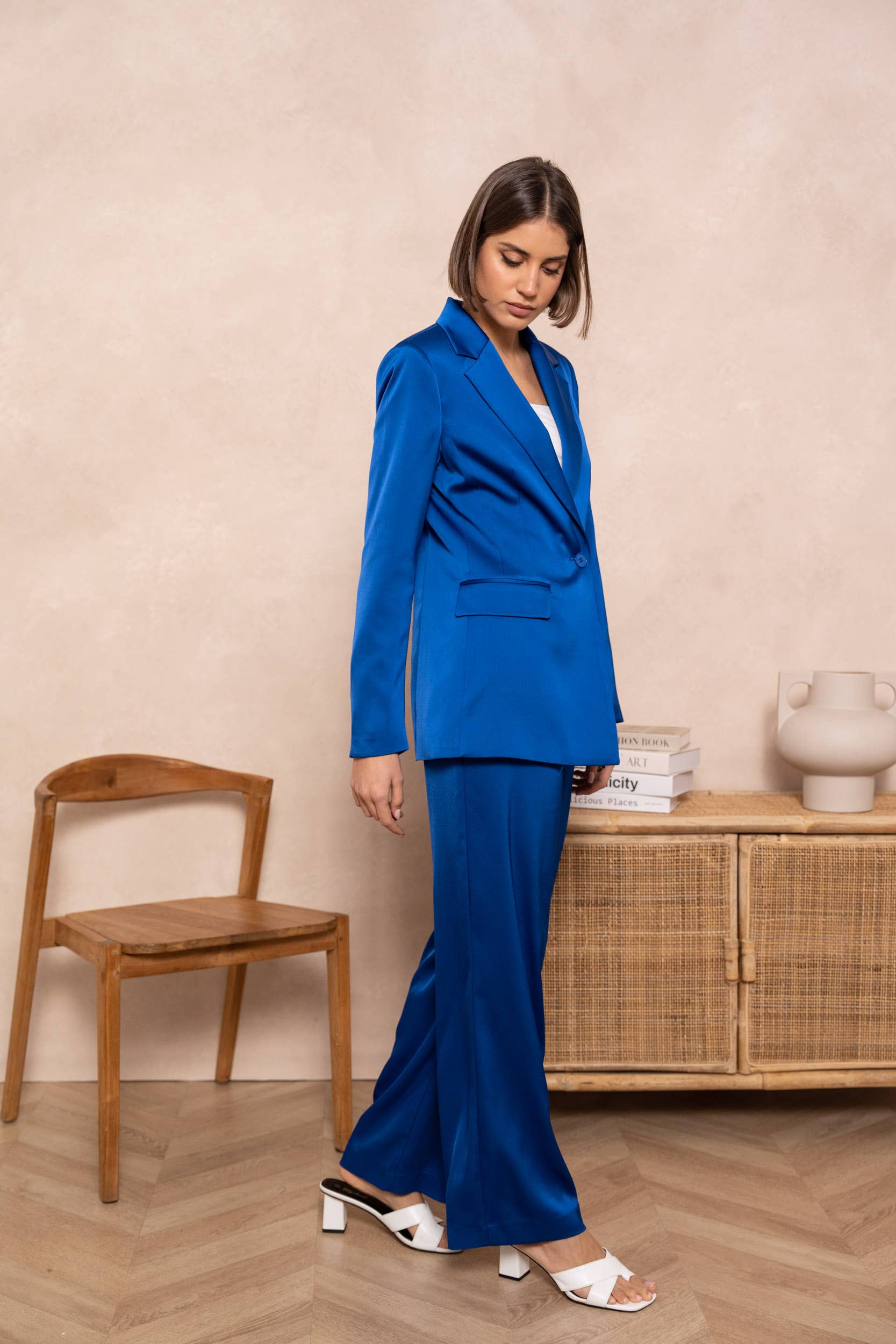 Attentif Paris – wholesale Kostymjacka – Dam – Smal skräddarsydd satinjacka med enfärgade knappar28