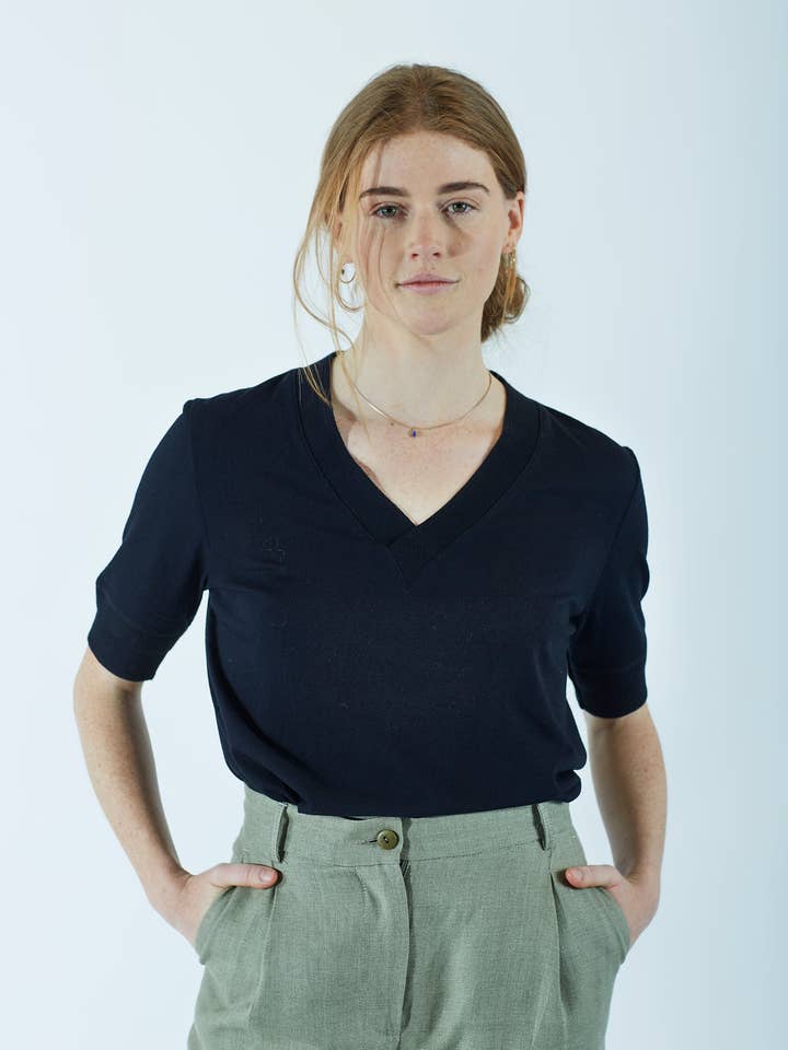 maglietta TRUDI nera per la vendita all'ingrosso da parte di Grenzgang - slow womens fashion made in the Alps