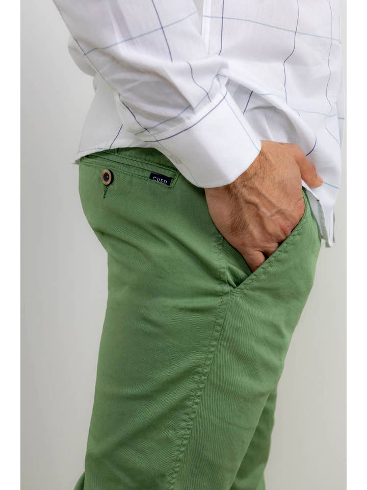 Custi Mikelo: Made in Spain – Calças - Homem por atacado – Calças chino verde grama | Jesulín
